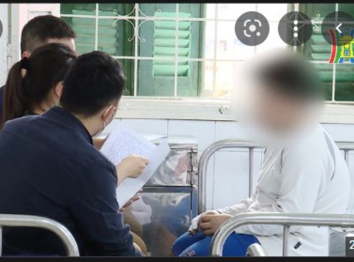 Lời kể bé trai 12 tuổi cùng bố trèo lên mái nhà, thoát chết trong vụ hoả hoạn khiến 5 người tử vong ở Hà Nội