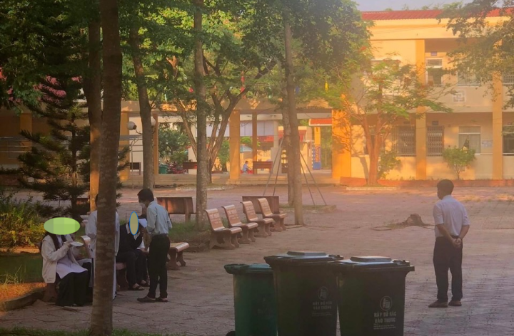 Có việc hiệu phó bắt học sinh ăn thức ăn lấy từ thùng rác?