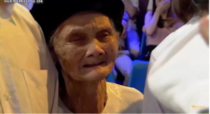 Trách thầm bố mẹ "đẻ con ra lại đem cho?", hơn 50 năm sau, người đàn ông nức nở biết lý do