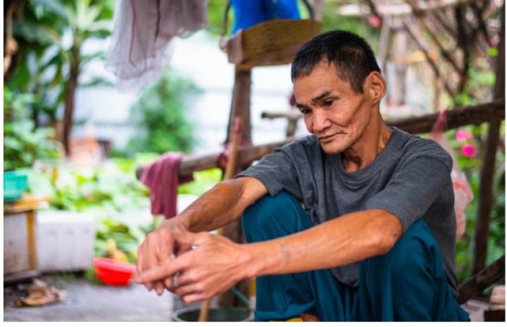 Cựu chiến binh sống trong lều hoang: Dùng đèn dầu thắp sáng, nhặt ve chai nuôi vợ tâm thần