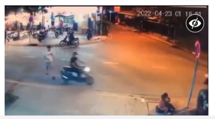 Thương tâm cảnh bé trai theo mẹ đi bán vé số, bị xe tông trọng thương lúc sang đường