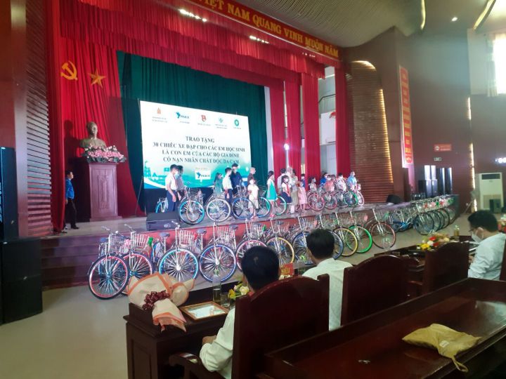 Quỹ Hoa hòa bình trao tiền hỗ trợ cho NNCĐDC tại tỉnh Thừa Thiên Huế