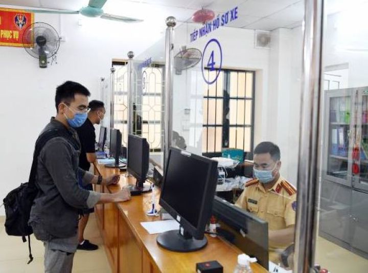 Đấu giá biển số ô tô: Bán xe được giữ lại biển số