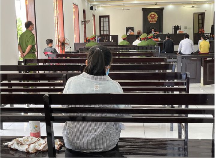 Cô gái bế con 1 tháng tuổi dự phiên tòa có mẹ ruột, em và chồng đều là bị cáo