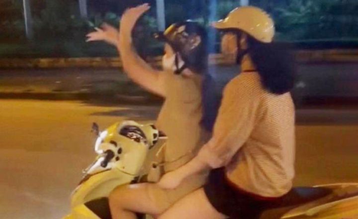 Phạt gần 9 triệu đồng cô gái đi xe máy thả 2 tay “múa quạt”