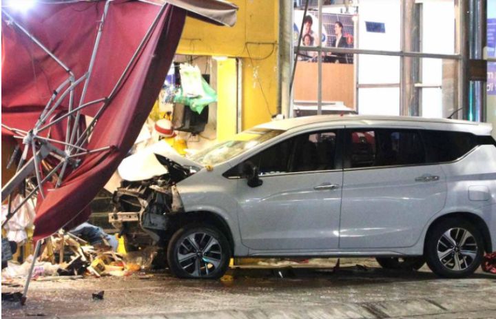 Bắt tài xế lái ô tô lao vào tiệm bánh mì sau cuộc nhậu 6 tiếng