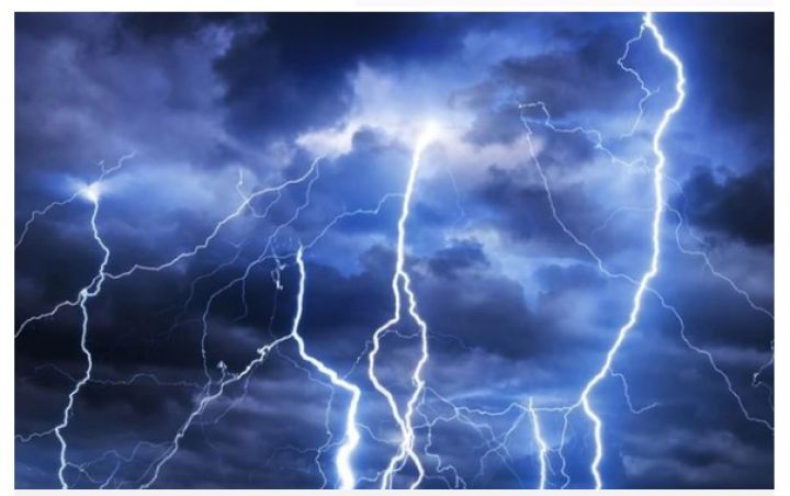 Quảng Ngãi: 4 người họ hàng trong gia đình bị sét đánh