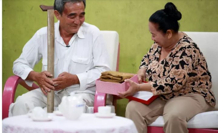 Chuyện tình cảm động của vợ chồng 20 năm lênh đênh trên mặt nước