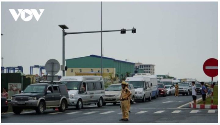 Tạm dừng xe ô tô con, xe tải qua phà Gót (Hải Phòng) dịp nghỉ lễ 30/4 – 1/5