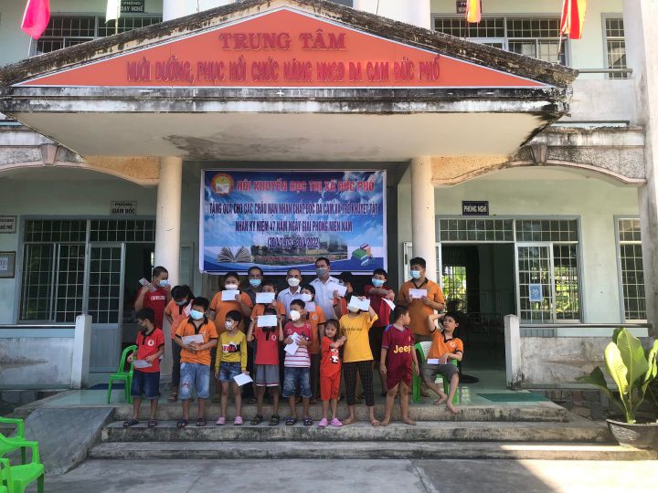 Hội Khuyến học thị xã Đức Phổ thăm và tặng quà trẻ em nạn nhân chất độc da cam nhân dịp 30/4