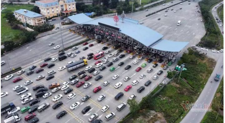 CSGT sẽ yêu cầu xả trạm thu phí nếu nhà đầu tư để ùn tắc kéo dài