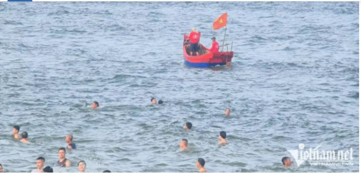 Cứu hộ Sầm Sơn căng mình giữa biển người, cứu kịp bé trai 5 tuổi bị đuối nước