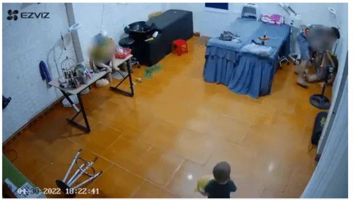 Người phụ nữ bị chồng túm tóc tát tới tấp ngay trước mặt 2 con, hành động đáp trả đầy uất ức khiến nhiều người xót xa