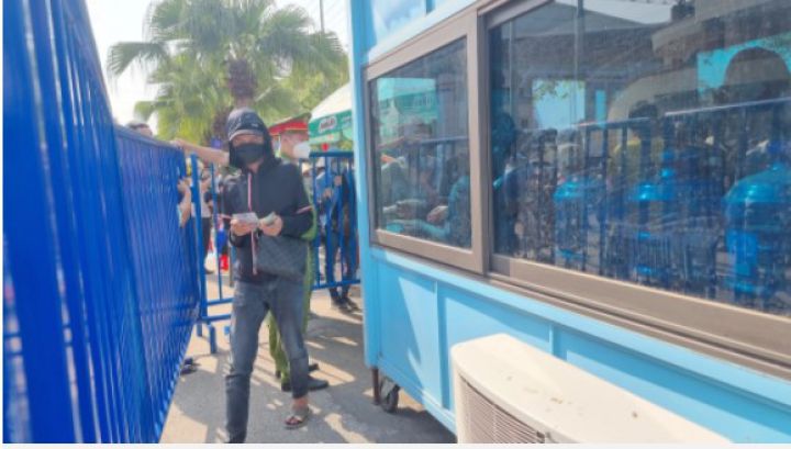 Chen lấn, xô đẩy mua vé xem U23 Việt Nam đá SEA Games 31