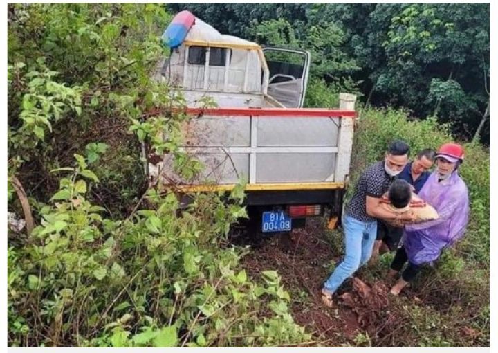 Xe chuyên dụng CSGT nổ lốp khiến một cán bộ trọng thương