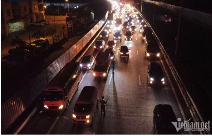 'Né' tắc đường, người dân ùn ùn trở về Hà Nội trong đêm