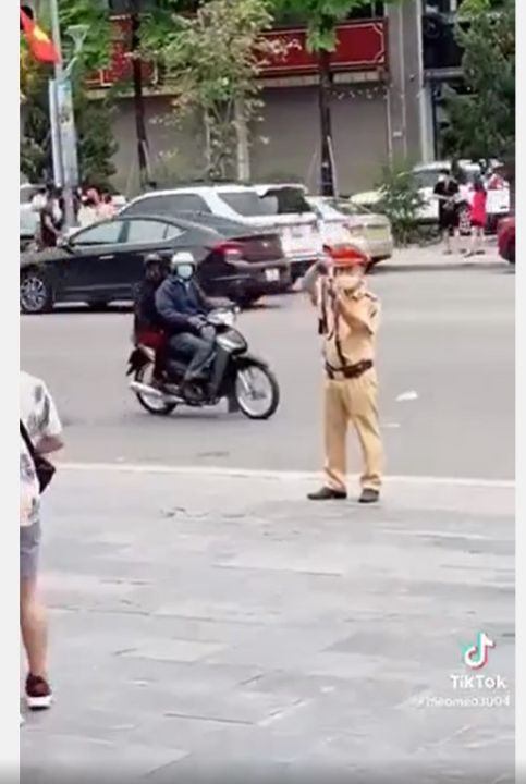 Chiến sĩ CSGT cẩn thận chụp ảnh cho du khách khiến CĐM xuýt xoa cho 10 điểm vì sự thân thiện, đáng yêu