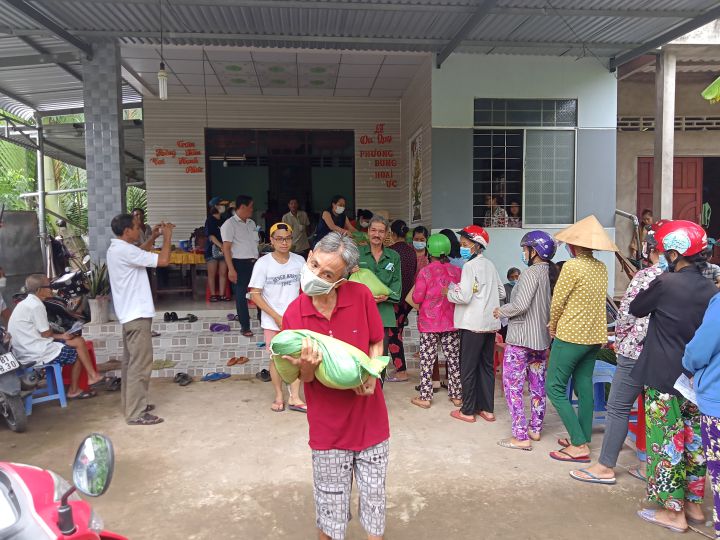 Tặng quà cho nạn nhân chất độc da cam ở xã Đa Phước Hội