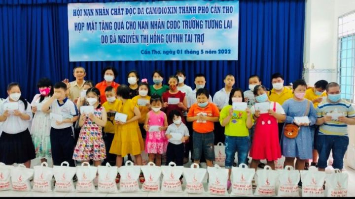 Thành phố Cần Thơ tặng quà cho nạn nhân chất độc da cam