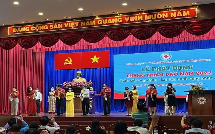 Phát động “Tháng Nhân đạo” năm 2022 với chủ đề “Gắn kết cộng đồng - Lan tỏa hành động nhân ái”