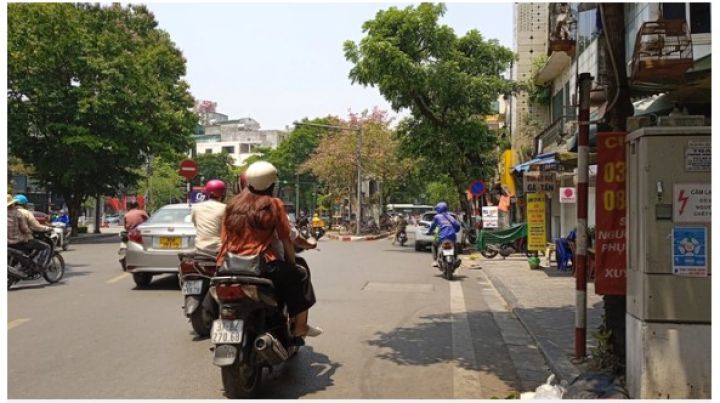 Công an trao lại tài sản bị mất cho 2 nữ du khách Nga ở Hà Nội