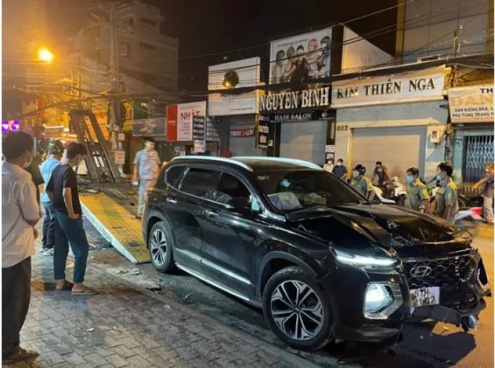 Nhân chứng vụ ô tô “điên” tông hàng loạt xe máy ở TP.HCM: Tài xế gây tai nạn quỳ xuống lạy, xin người dân đừng đánh rồi "lẩn" mất