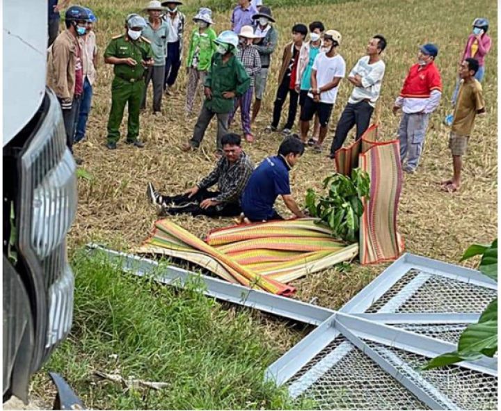 Xe cẩu vướng dây điện trần, 2 người bị điện giật thương vong