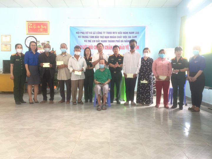 Giao lưu và tặng quà trẻ em, nạn nhan chất độc da cam tại Đà Nẵng