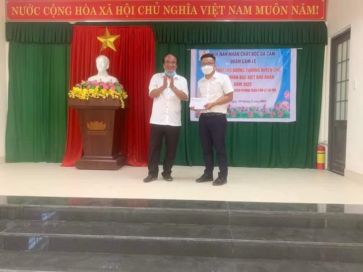 Quận Hội Cẩm Lệ - Đà Nẵng  Trao tiền trợ dưỡng thường xuyên cho nạn nhân da cam