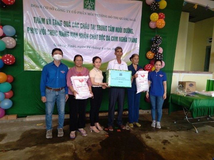 Thăm, tặng quà nhân ngày Người khuyết tật Việt Nam 18/4