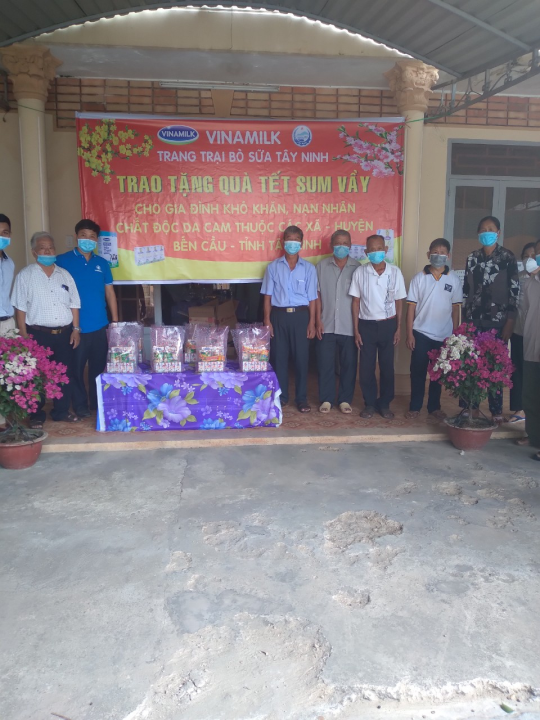 Trang trại Bò sữa Vinamilk Việt Nam (Tây Ninh) chia sẻ khó khăn cùng nạn nhân