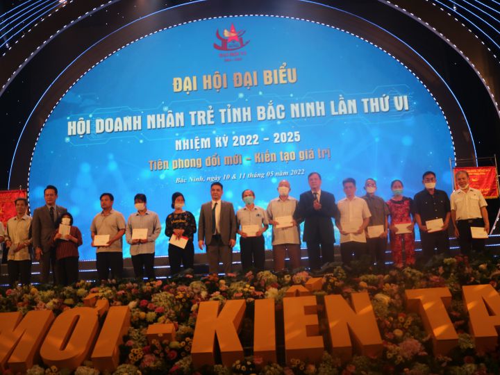 Hội Doanh nghiệp trẻ tỉnh Bắc Ninh tặng quà nạn nhân chất độc da cam