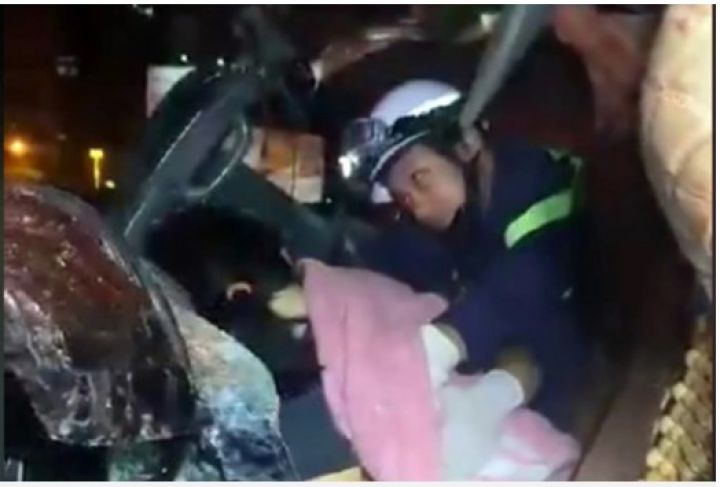 Cứu 3 người mắc kẹt trong cabin ô tô sau vụ tai nạn trên đường vành đai 3