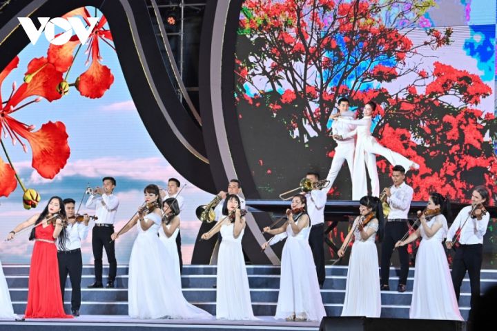 Chủ tịch Quốc hội dự Lễ hội hoa Phương đỏ - Hải Phòng 2022