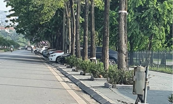 TP Hà Nội: Ai cho phép thu phí trông giữ xe trên lòng đường và vỉa hè Thành phố Giao lưu?