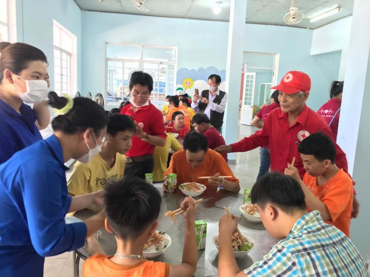 Giao lưu, tặng quà nạn nhân chất độc da cam tại Đà Nẵng