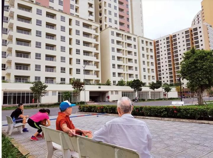 Chung cư hết thời hạn 50 năm, đang ở nhà mình bỗng ra đứng đường?