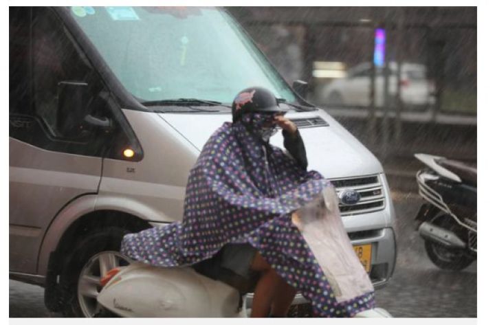 Gió mùa đông bắc tràn về, nền nhiệt giảm mạnh, mưa xuống miền Trung