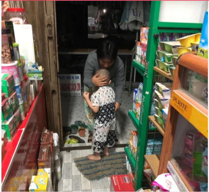 Con trai 4 tuổi mất tích bí ẩn, mẹ đau đớn uống thuốc diệt cỏ tự tử