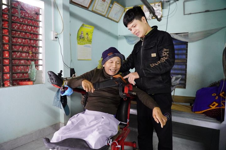 Người cha hạnh phúc nhất thế gian dù 20 năm nằm liệt