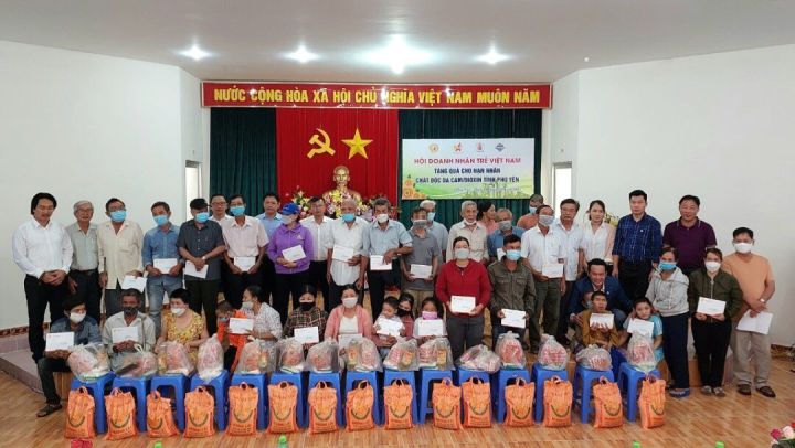 Hội Doanh nhân trẻ tặng quà NNCĐDC tỉnh Phú Yên