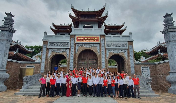 Liên hiệp các Tổ chức hữu nghị dâng hương báo công lên Bác tại Kim Liên quê Bác