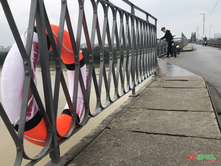 Phao cứu sinh biến mất sau vài ngày lắp đặt trên các cây cầu ở Hà Nội