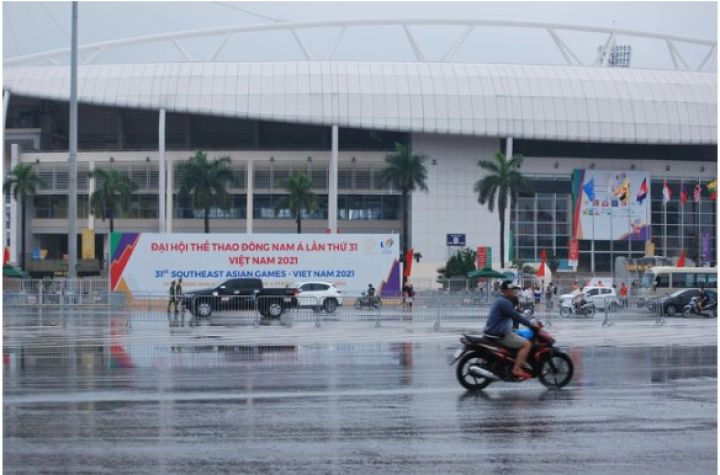 Trước trận Chung kết bóng đá SEA Games 31 Việt Nam - Thái Lan: "Đội quân phe vé" khóc ròng theo cơn mưa Hà Nội!
