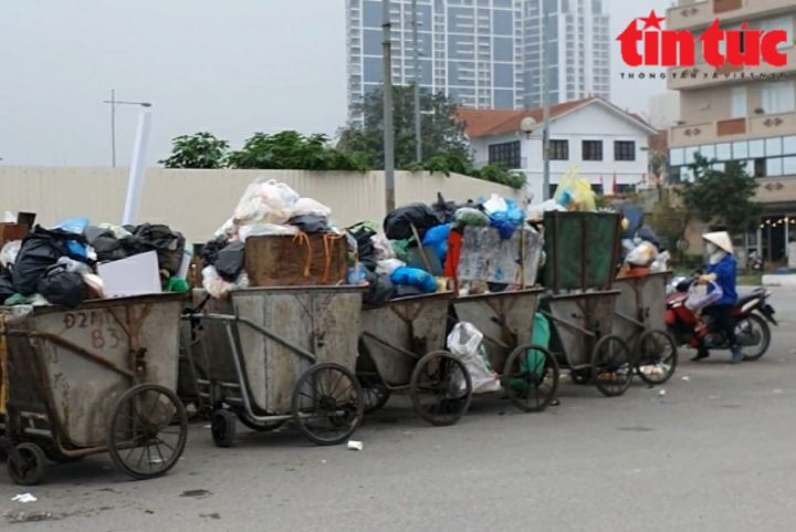 Rác thải 'lộ thiên' trên nhiều tuyến phố, gương mặt Thủ đô nhếch nhác tới bao giờ?
