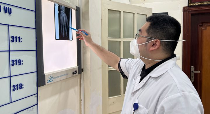 Vừa sạc vừa chơi điện tử, nam thanh niên nhập viện với bàn tay bị giập nát