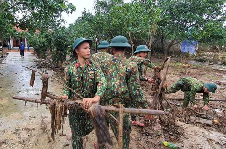 Gắn bó máu thịt với nhân dân