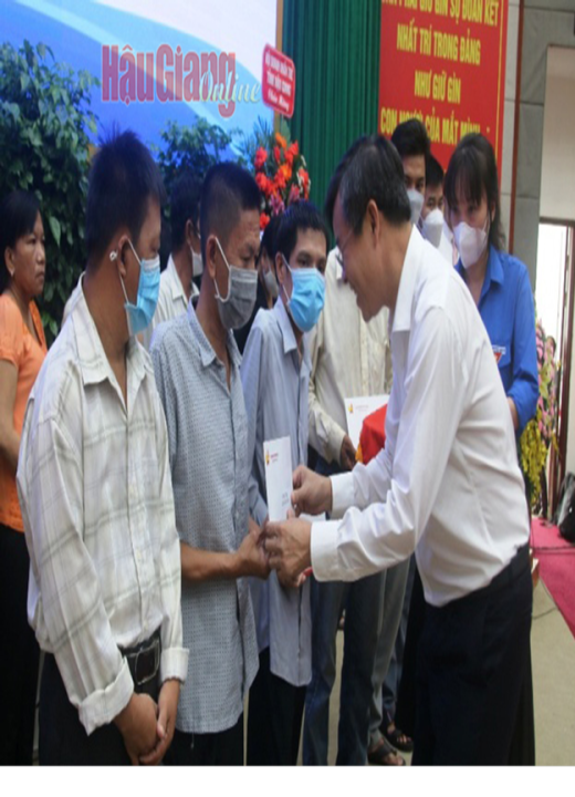 Hội Doanh nhân trẻ Việt Nam trao 50 phần quà cho nạn nhân chất độc da cam ở Hậu Giang