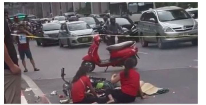 Bé 2 tuổi tử vong thương tâm dưới bánh xe khách