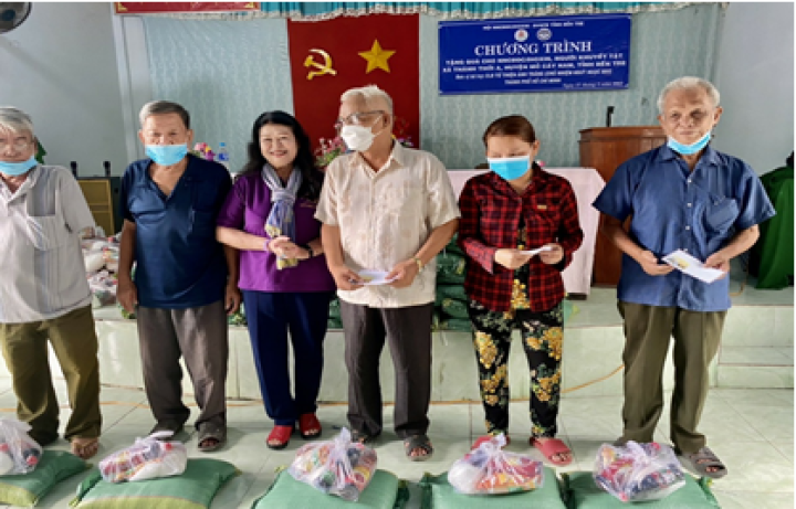 Câu Lạc bộ từ thiện Ánh Trăng tặng  quà nạn nhân chất độc da cam tại tỉnh Bến Tre